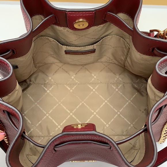 MICHAEL KORS
MINA LARGE BELTED CHAIN SHOULDER BAG DARK CHERRY COLOR - Picture 10 of 16